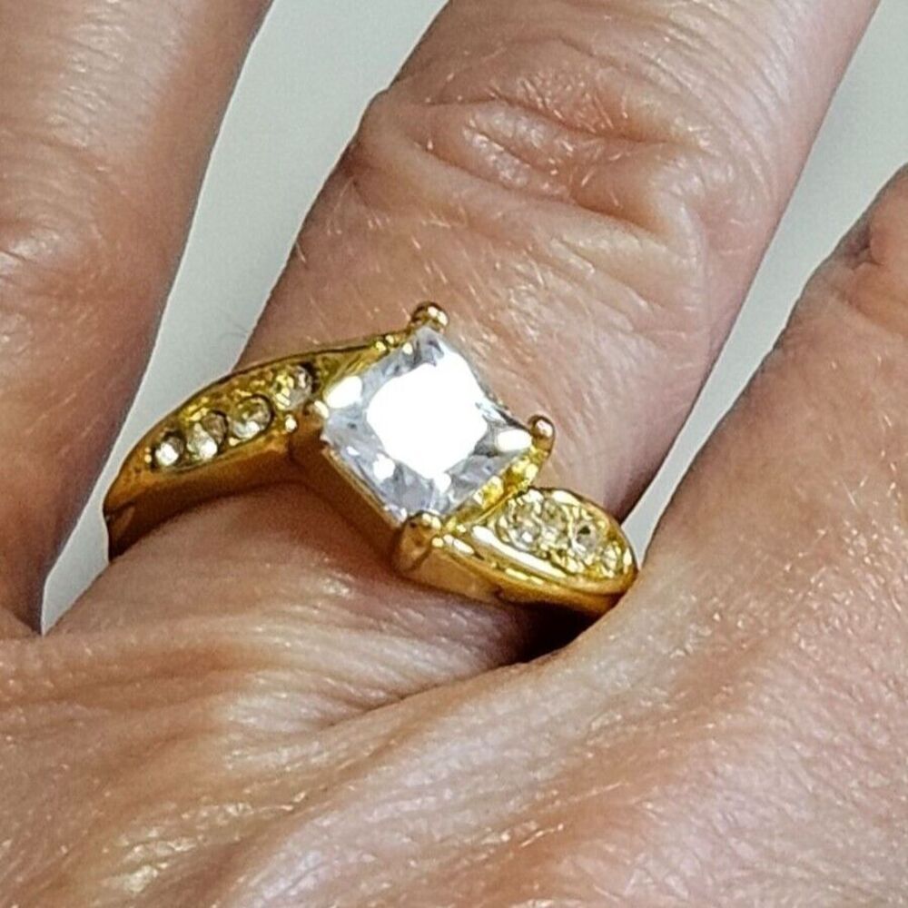 Gold tone rhinestone solitaire ring size 6